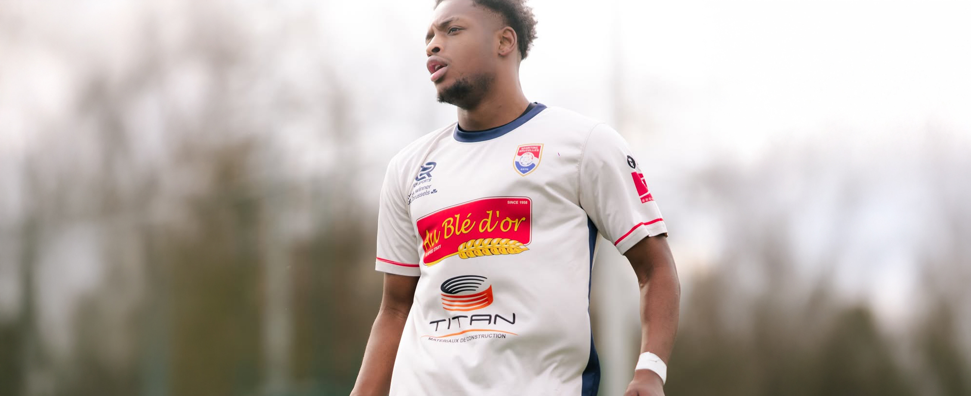 Sporting Bruxelles player wearing the kit